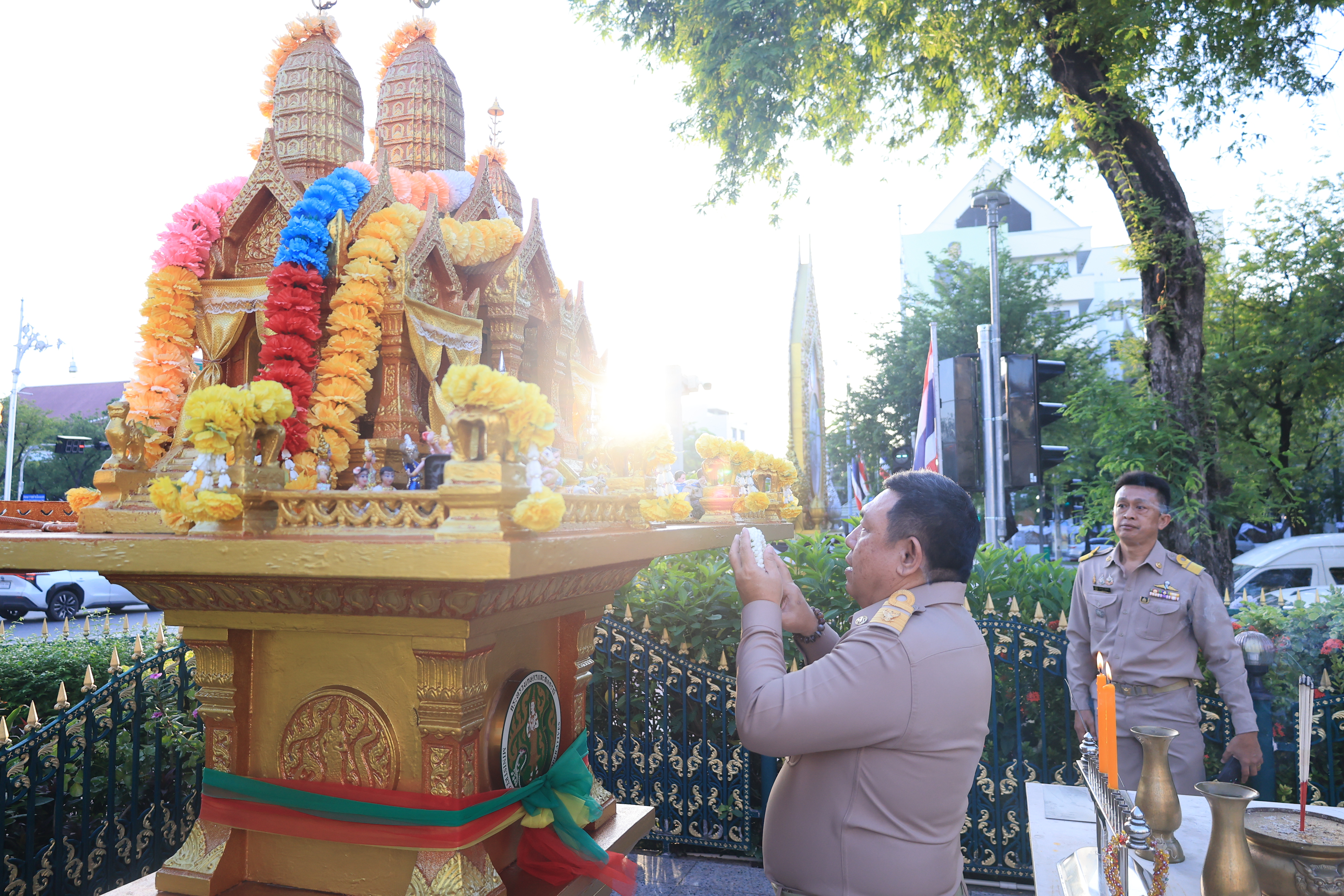 title - เลขาธิการ ส.ป.ก. และผู้เกษียณอายุราชการ สักการะสิ่งศักดิ์สิทธิ์ประจำ กระทรวงเกษตรและสหกรณ์ และ สำนักงานการปฏิรูปที่ดินเพื่อเกษตรกรรม เนื่องในโอกาสเกษียณอายุราชการ